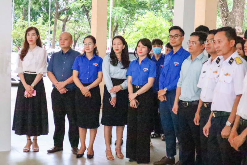 Các đại biểu nghe giới thiệu lịch sử xác lập chủ quyền của Việt Nam đối với quần đảo Hoàng Sa Các đại biểu nghe giới thiệu lịch sử xác lập chủ quyền của Việt Nam đối với quần đảo Hoàng Sa