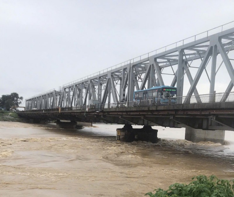 Đường sắt đề nghị Hà Nội hạn chế phương tiện đường bộ qua cầu Đuống (Ảnh: T.L). Đường sắt đề nghị Hà Nội hạn chế phương tiện đường bộ qua cầu Đuống (Ảnh: T.L).