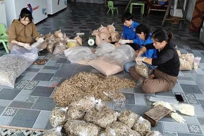 Người dân Kỳ Anh đóng gói cá khô ủng hộ người dân vùng lũ. (Ảnh: Dân trí) Người dân Kỳ Anh đóng gói cá khô ủng hộ người dân vùng lũ. (Ảnh: Dân trí)