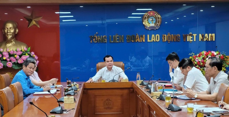 Ông Nguyễn Đình Khang - Ủy viên Trung ương Đảng, Chủ tịch Tổng LĐLĐVN - chủ trì cuộc họp (Ảnh: K.T). Ông Nguyễn Đình Khang - Ủy viên Trung ương Đảng, Chủ tịch Tổng LĐLĐVN - chủ trì cuộc họp (Ảnh: K.T).