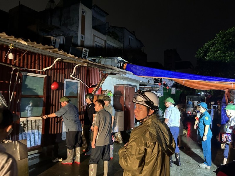 Quận Ba Đình hoàn thành di dời hơn 1.000 người dân khu vực bờ vở sông Hồng đến nơi an toàn để tránh lũ (Ảnh: T.L). Quận Ba Đình hoàn thành di dời hơn 1.000 người dân khu vực bờ vở sông Hồng đến nơi an toàn để tránh lũ (Ảnh: T.L).
