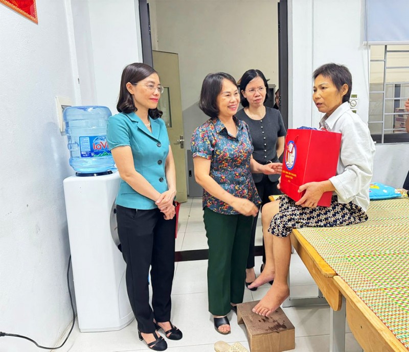 Chủ tịch MTTQ Việt Nam quận Bắc Từ Liêm Văn Thúy Hoa cùng lãnh đạo quận Bắc Từ Liêm đã kịp thời đến thăm hỏi, động viên tinh thần và tặng quà cho các hộ dân thuộc diện di dời (Ảnh: T.L). Chủ tịch MTTQ Việt Nam quận Bắc Từ Liêm Văn Thúy Hoa cùng lãnh đạo quận Bắc Từ Liêm đã kịp thời đến thăm hỏi, động viên tinh thần và tặng quà cho các hộ dân thuộc diện di dời (Ảnh: T.L).