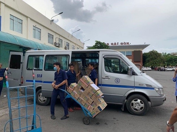 Vận chuyển miễn phí hàng cứu trợ đến 12 tỉnh thành bị bão lũ Vận chuyển miễn phí hàng cứu trợ đến 12 tỉnh thành bị bão lũ