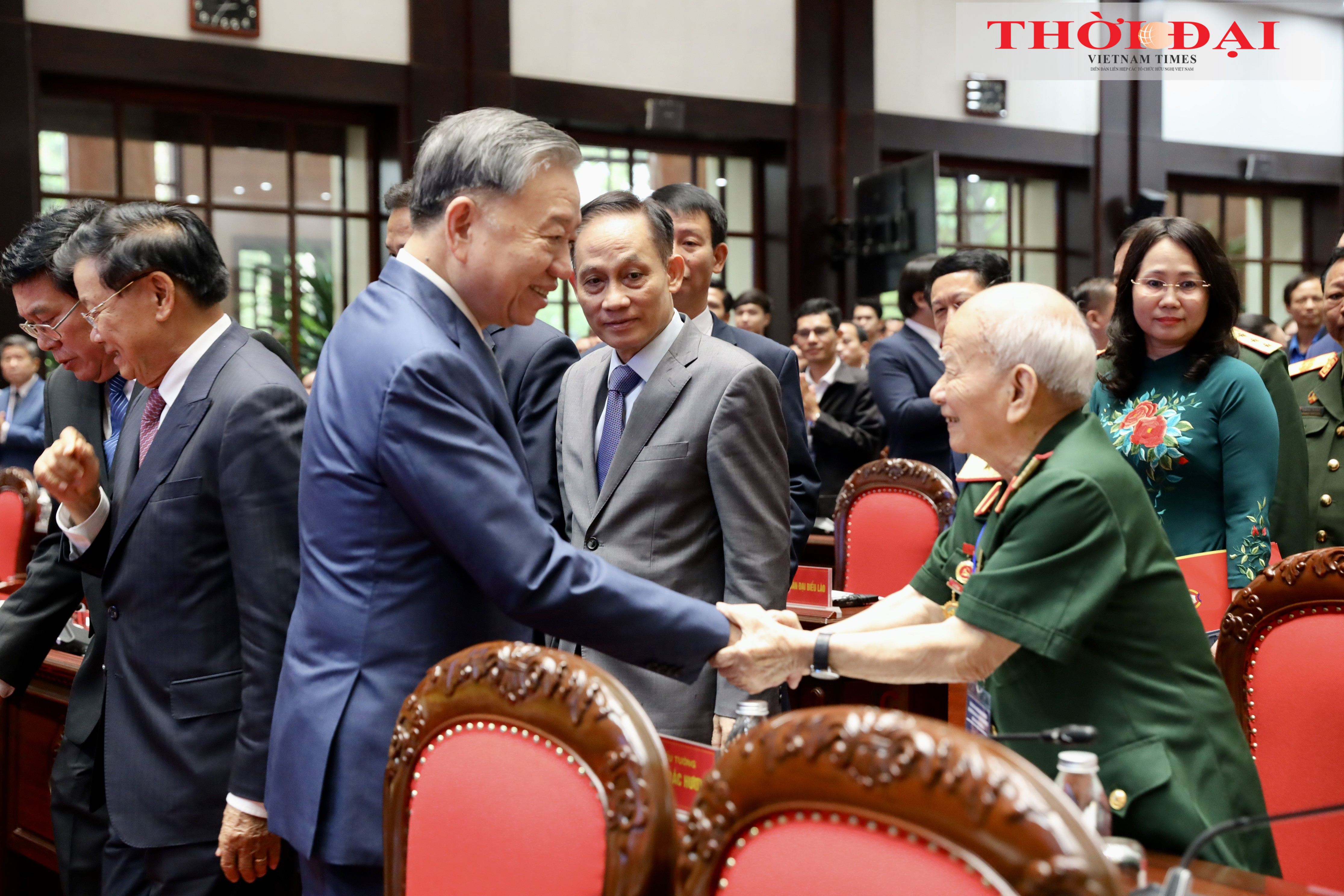 Tổng Bí thư, Chủ tịch nước Tô Lâm và Thiếu tướng Huỳnh Đắc Hương, Anh hùng lực lượng vũ trang nhân dân, Trưởng Ban liên lạc toàn quốc cựu quân tình nguyện và chuyên gia quân sự Việt Nam tại Lào. (Ảnh: Đinh Hòa) Tổng Bí thư, Chủ tịch nước Tô Lâm và Thiếu tướng Huỳnh Đắc Hương, Anh hùng lực lượng vũ trang nhân dân, Trưởng Ban liên lạc toàn quốc cựu quân tình nguyện và chuyên gia quân sự Việt Nam tại Lào. (Ảnh: Đinh Hòa)