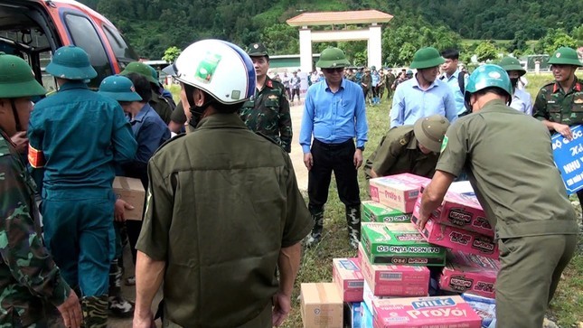 Cũng trong ngày 11/9, Binh đoàn 18 đã sử dụng trực thăng bay phục vụ công tác thị sát, đánh giá việc khắc phục hậu quả bão số 3 tại địa bàn tỉnh Quảng Ninh. Cũng trong ngày 11/9, Binh đoàn 18 đã sử dụng trực thăng bay phục vụ công tác thị sát, đánh giá việc khắc phục hậu quả bão số 3 tại địa bàn tỉnh Quảng Ninh.