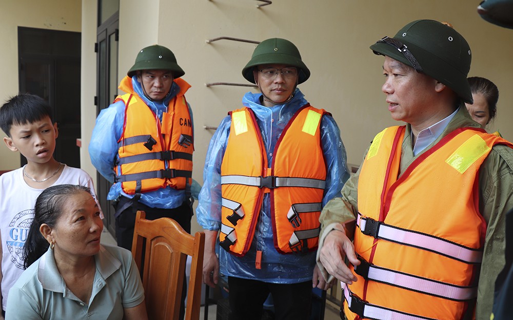 Đỗ Đức Duy yêu cầu huyện Trấn Yên làm tốt công tác chăm lo cho nhân dân, không để người dân nào bị đói, khát trong những ngày mưa lũ. Đỗ Đức Duy yêu cầu huyện Trấn Yên làm tốt công tác chăm lo cho nhân dân, không để người dân nào bị đói, khát trong những ngày mưa lũ.