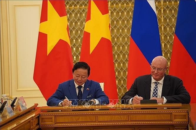 Deputy Prime Minister Tran Hong Ha (L) and his Russian counterpart Dmitry Chernyshenko sign the meeting's minute (Photo: VNA) Deputy Prime Minister Tran Hong Ha (L) and his Russian counterpart Dmitry Chernyshenko sign the meeting's minute (Photo: VNA)