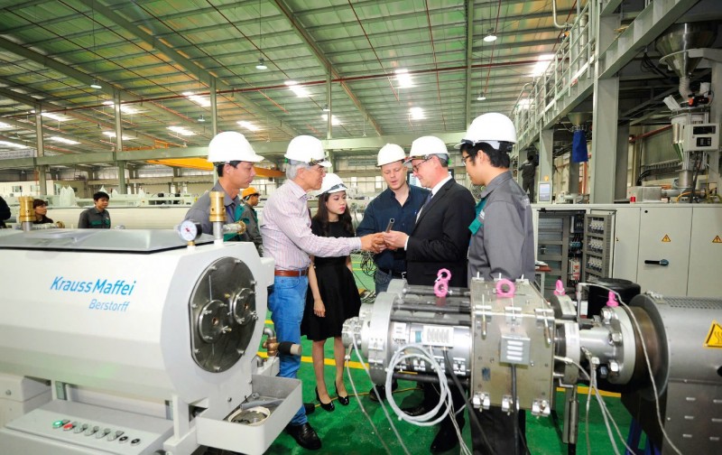 Công nghệ máy đùn từ tập đoàn Krauss Maffei, Đức tại nhà máy ống nhựa Ströman của Tập đoàn Tân Á Đại Thành. Công nghệ máy đùn từ tập đoàn Krauss Maffei, Đức tại nhà máy ống nhựa Ströman của Tập đoàn Tân Á Đại Thành.