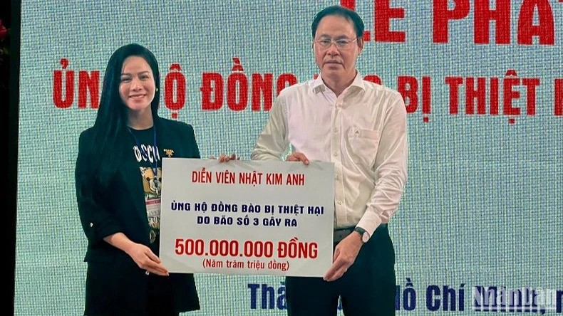 Tổng Bí thư, Chủ tịch nước Lào Thongloun Sisoulith cùng Phu nhân Naly Sisoulith dự Lễ phát động ủng hộ đồng bào các tỉnh miền bắc Việt Nam Tổng Bí thư, Chủ tịch nước Lào Thongloun Sisoulith cùng Phu nhân Naly Sisoulith dự Lễ phát động ủng hộ đồng bào các tỉnh miền bắc Việt Nam