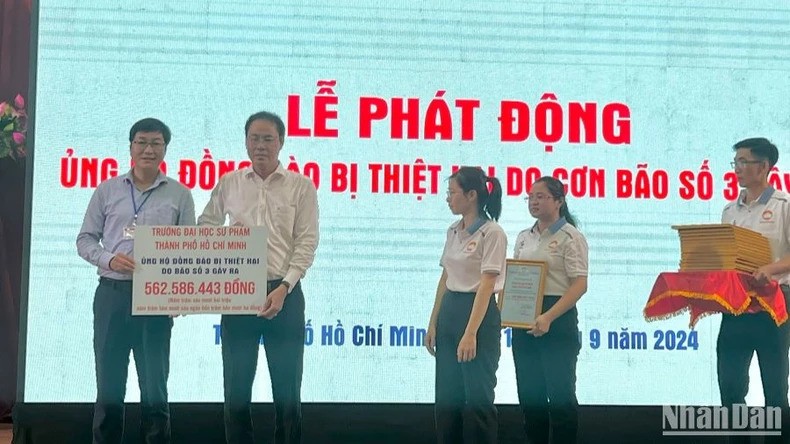 Tổng Bí thư, Chủ tịch nước Lào Thongloun Sisoulith cùng Phu nhân Naly Sisoulith dự Lễ phát động ủng hộ đồng bào các tỉnh miền bắc Việt Nam Tổng Bí thư, Chủ tịch nước Lào Thongloun Sisoulith cùng Phu nhân Naly Sisoulith dự Lễ phát động ủng hộ đồng bào các tỉnh miền bắc Việt Nam