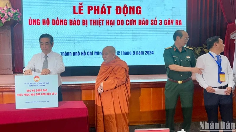 Tổng Bí thư, Chủ tịch nước Lào Thongloun Sisoulith cùng Phu nhân Naly Sisoulith dự Lễ phát động ủng hộ đồng bào các tỉnh miền bắc Việt Nam Tổng Bí thư, Chủ tịch nước Lào Thongloun Sisoulith cùng Phu nhân Naly Sisoulith dự Lễ phát động ủng hộ đồng bào các tỉnh miền bắc Việt Nam