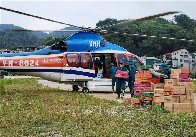 Chuyển hàng cứu trợ từ trực thăng xuống vùng lũ thuộc huyện Nguyên Bình. Ảnh: Thông tấn Quân sự/TTXVN phát Chuyển hàng cứu trợ từ trực thăng xuống vùng lũ thuộc huyện Nguyên Bình. Ảnh: Thông tấn Quân sự/TTXVN phát