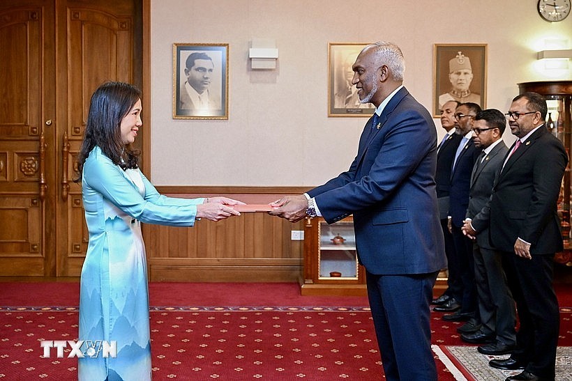 Vietnamese Ambassador Trinh Thi Tam presents credentials to Maldivian President Mohamed Muizzu. (Photo: VNA) Vietnamese Ambassador Trinh Thi Tam presents credentials to Maldivian President Mohamed Muizzu. (Photo: VNA)