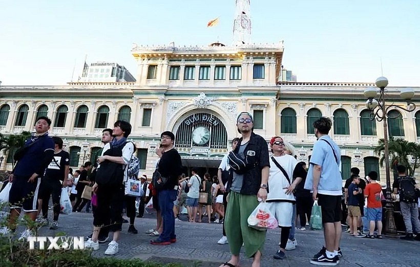 Korean tourists visit the central post office, a famous destination in Ho Chi Minh City. (Photo: VNA) Korean tourists visit the central post office, a famous destination in Ho Chi Minh City. (Photo: VNA)