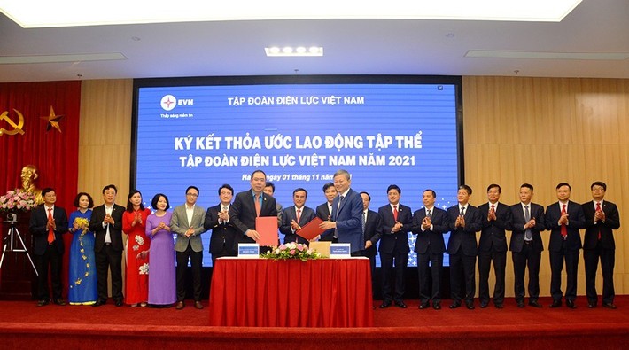 Ký kết Thỏa ước lao động tập thể Tập đoàn Điện lực Việt Nam giai đoạn 2018-2023 (Ảnh: T.L). Ký kết Thỏa ước lao động tập thể Tập đoàn Điện lực Việt Nam giai đoạn 2018-2023 (Ảnh: T.L).