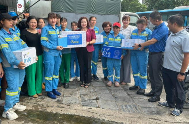 Thăm, tặng quà nữ công nhân môi trường đô thị Hà Nội sau cơn bão số 3 Thăm, tặng quà nữ công nhân môi trường đô thị Hà Nội sau cơn bão số 3