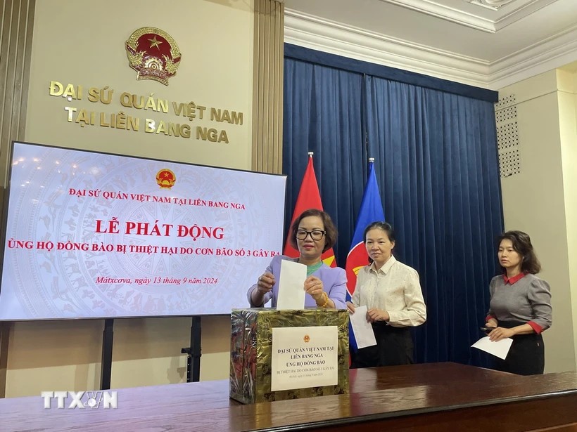 Đại sứ quán Việt Nam tại Liên bang Nga quyên góp ủng hộ đồng bào chịu thiệt hại từ cơn bão số 3. (Ảnh: TTXVN) Đại sứ quán Việt Nam tại Liên bang Nga quyên góp ủng hộ đồng bào chịu thiệt hại từ cơn bão số 3. (Ảnh: TTXVN)