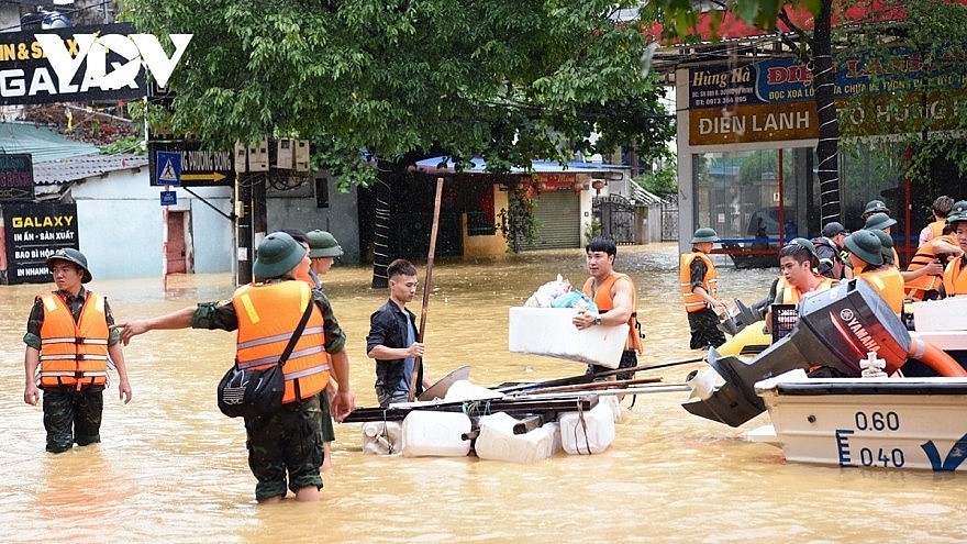 Delivering emergency supplies to people in flood hit areas in northern Vietnam. Delivering emergency supplies to people in flood hit areas in northern Vietnam.
