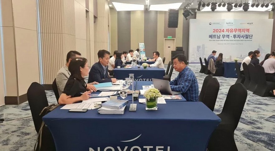 An overview of the trade exchange in Hanoi. An overview of the trade exchange in Hanoi.