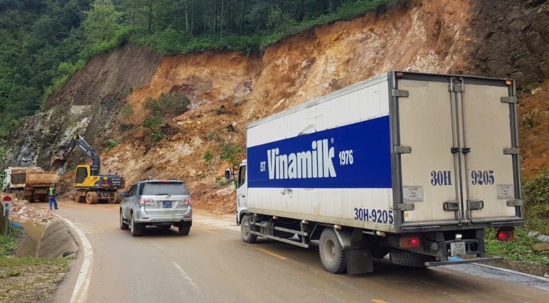 Các chuyến xe Vinamilk trên đường vận chuyển số lượng lớn sản phẩm đến các địa điểm hỗ trợ tại 10 tỉnh, thành bị ảnh hưởng bởi bão lũ gồm: Hà Nội, Yên Bái, Thái Nguyên, Sơn La, Cao Bằng, Hưng Yên, Vĩnh Phúc, Tuyên Quang, Bắc Ninh, Ninh Bình