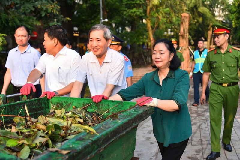 Bí thư Thành ủy Hà Nội Bùi Thị Minh Hoài cùng Nhân dân tham gia dọn vệ sinh môi trường (Ảnh: T.L). Bí thư Thành ủy Hà Nội Bùi Thị Minh Hoài cùng Nhân dân tham gia dọn vệ sinh môi trường (Ảnh: T.L).
