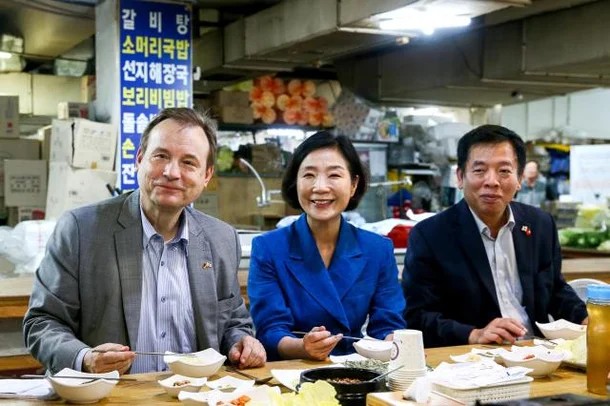 Bộ trưởng Oh còn đề cập đến sự kiện “Lễ hội Donghaeng tháng 9” – một lễ hội tiêu dùng quốc gia của Hàn Quốc. Năm nay, lễ hội lần đầu tiên mở rộng ra ngoài biên giới Hàn Quốc và đã được khai mạc tại Hà Nội vào cuối tháng 8. Đây là cơ hội để quảng bá các sản phẩm nổi bật của Hàn Quốc tại thị trường Việt Nam, đồng thời mở ra triển vọng cho nhiều sản phẩm Việt Nam được xuất khẩu trở lại thị trường Hàn Quốc. Bộ trưởng Oh còn đề cập đến sự kiện “Lễ hội Donghaeng tháng 9” – một lễ hội tiêu dùng quốc gia của Hàn Quốc. Năm nay, lễ hội lần đầu tiên mở rộng ra ngoài biên giới Hàn Quốc và đã được khai mạc tại Hà Nội vào cuối tháng 8. Đây là cơ hội để quảng bá các sản phẩm nổi bật của Hàn Quốc tại thị trường Việt Nam, đồng thời mở ra triển vọng cho nhiều sản phẩm Việt Nam được xuất khẩu trở lại thị trường Hàn Quốc.