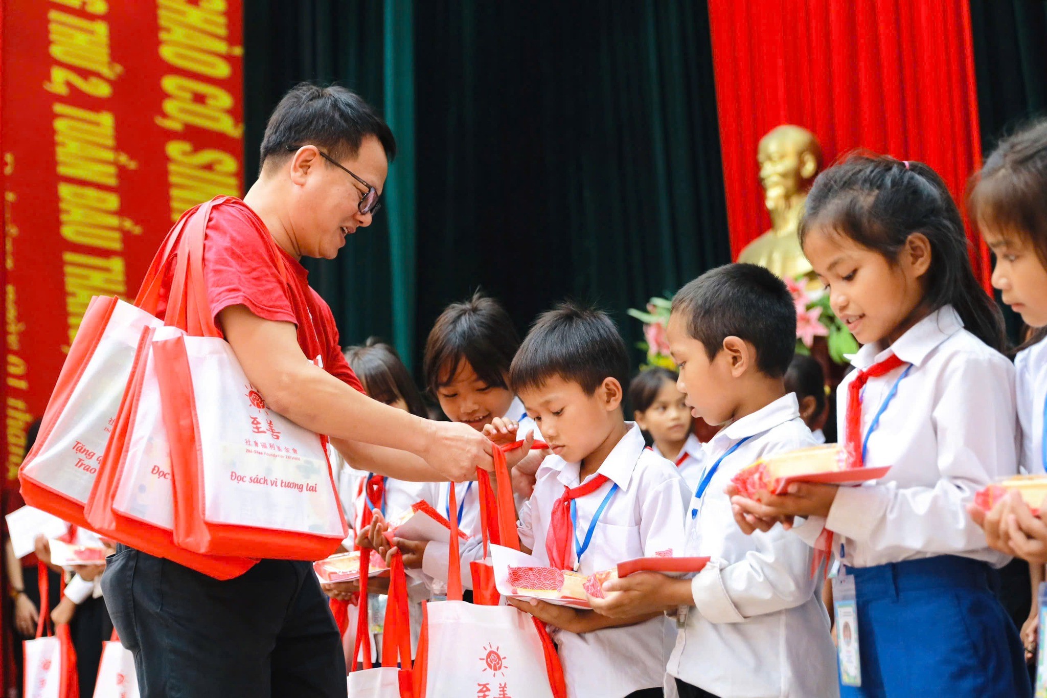 Các nhà tài trợ Đài Loan tặng quà Trung thu cho các em học sinh ở huyện Đakrông (tỉnh Quảng Trị). (Ảnh: Zhi-Shan Foundation Vietnam) Các nhà tài trợ Đài Loan tặng quà Trung thu cho các em học sinh ở huyện Đakrông (tỉnh Quảng Trị). (Ảnh: Zhi-Shan Foundation Vietnam)