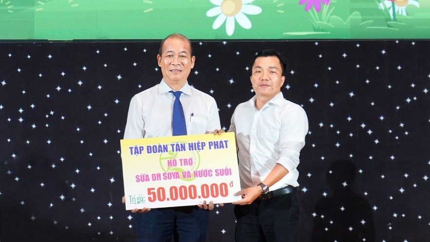 Tan Hiep Phat Gives Gifts to Disadvantaged Children in Binh Duong on Mid-Autumn Festival Tan Hiep Phat Gives Gifts to Disadvantaged Children in Binh Duong on Mid-Autumn Festival