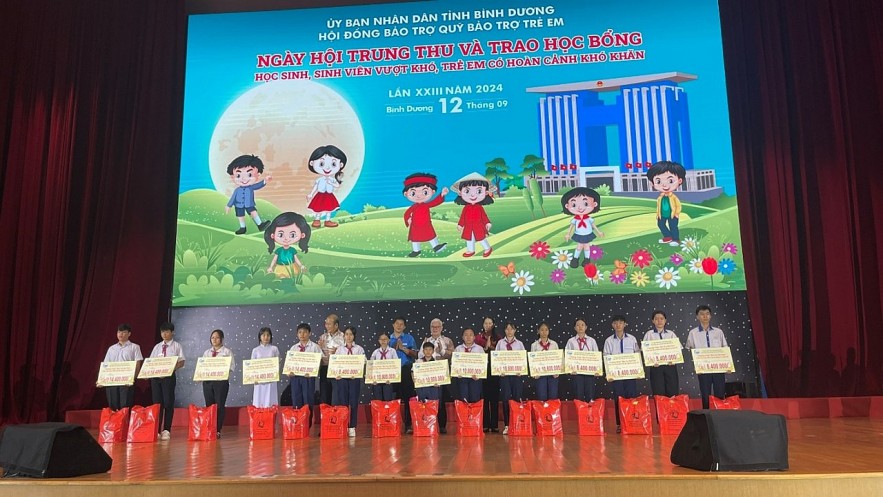 Tan Hiep Phat Gives Gifts to Disadvantaged Children in Binh Duong on Mid-Autumn Festival Tan Hiep Phat Gives Gifts to Disadvantaged Children in Binh Duong on Mid-Autumn Festival