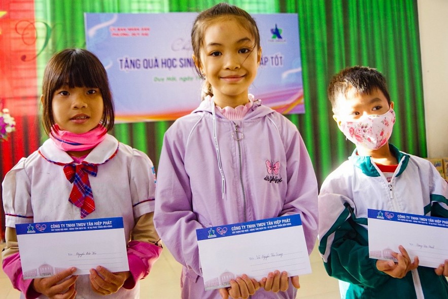 Tan Hiep Phat Gives Gifts to Disadvantaged Children in Binh Duong on Mid-Autumn Festival Tan Hiep Phat Gives Gifts to Disadvantaged Children in Binh Duong on Mid-Autumn Festival