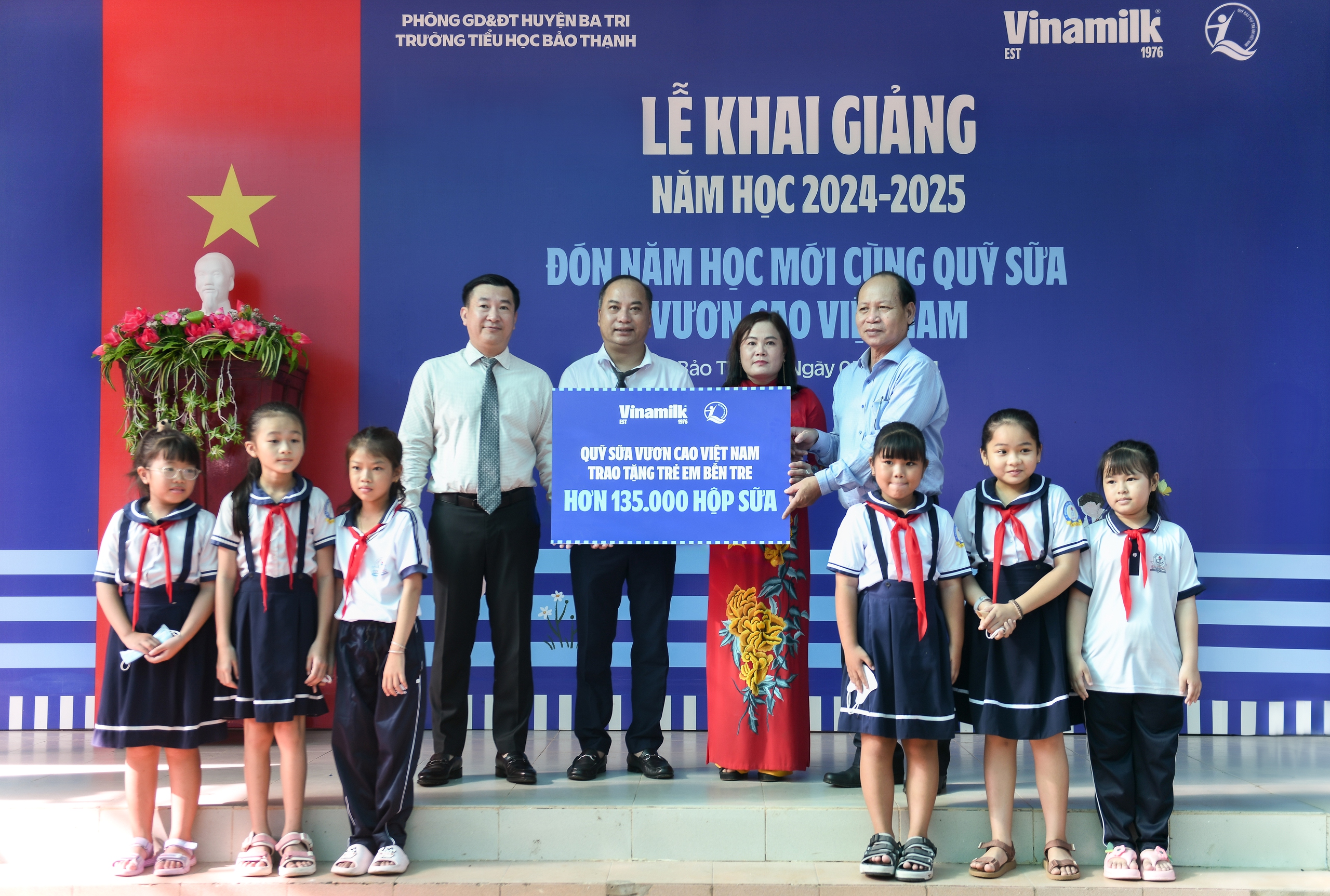 Ngày khai giảng đặc biệt hơn với sự đồng hành của Vinamilk và Quỹ sữa vươn cao Việt Nam Ngày khai giảng đặc biệt hơn với sự đồng hành của Vinamilk và Quỹ sữa vươn cao Việt Nam