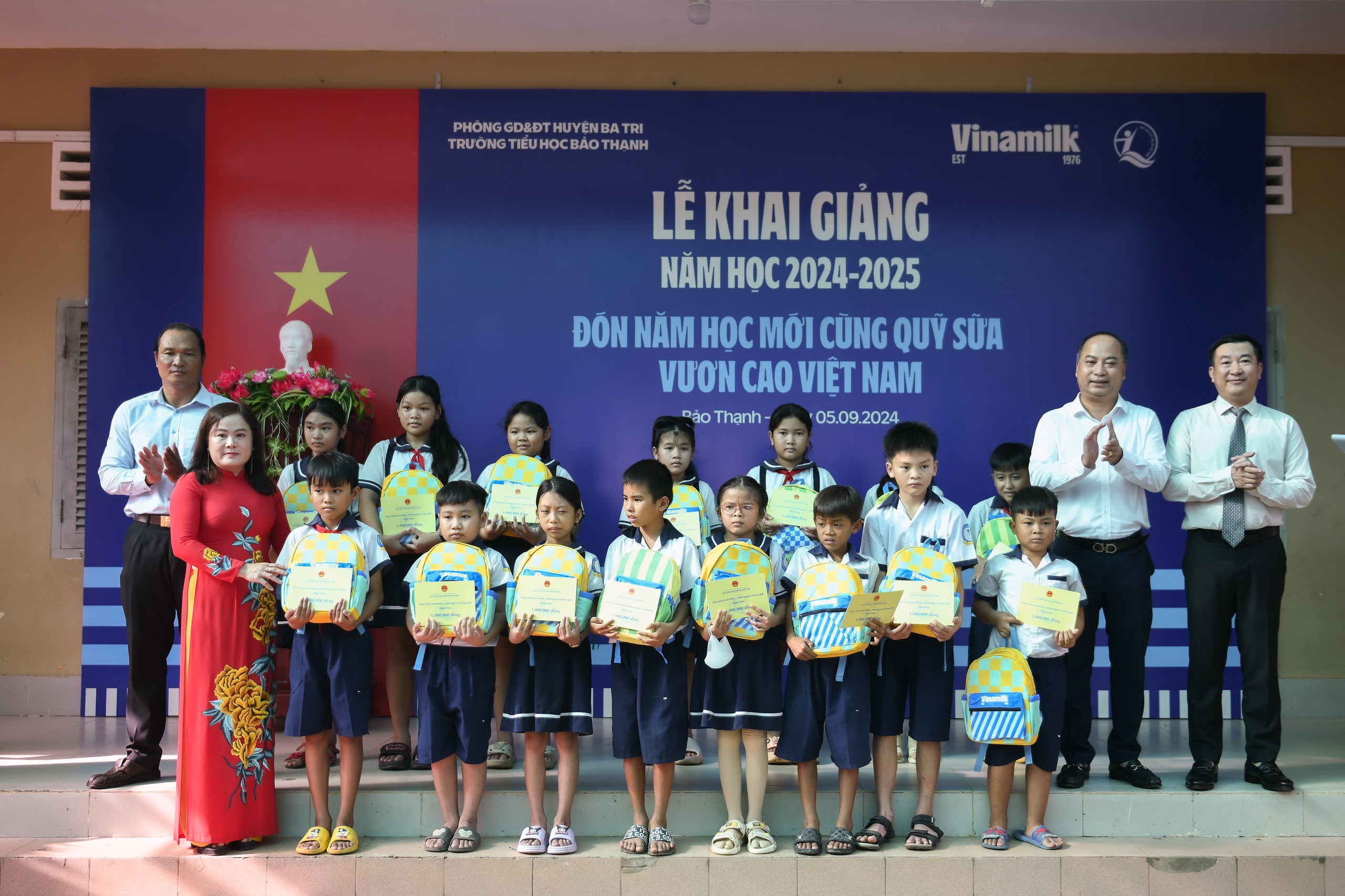Ngày khai giảng đặc biệt hơn với sự đồng hành của Vinamilk và Quỹ sữa vươn cao Việt Nam Ngày khai giảng đặc biệt hơn với sự đồng hành của Vinamilk và Quỹ sữa vươn cao Việt Nam