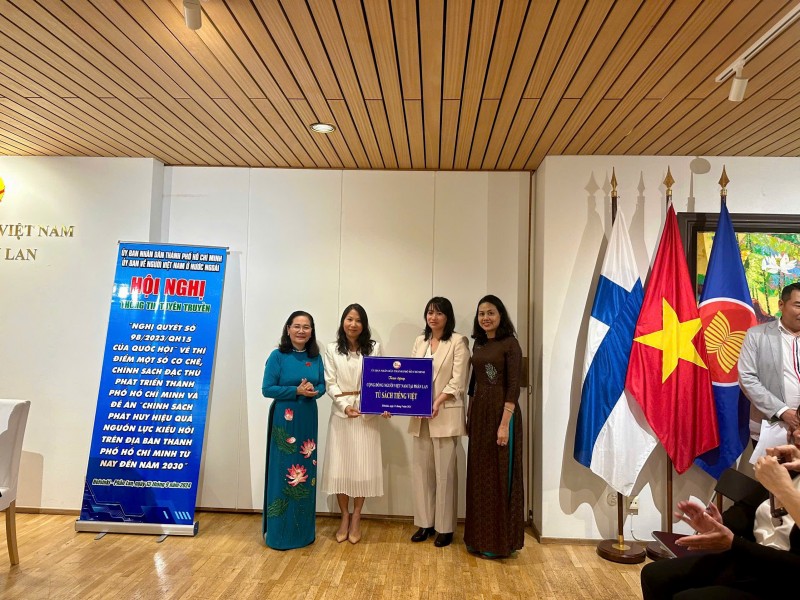 Thành phố Hồ Chí Minh: thông tin Nghị quyết 98 đến kiều bào ở Phần Lan Thành phố Hồ Chí Minh: thông tin Nghị quyết 98 đến kiều bào ở Phần Lan
