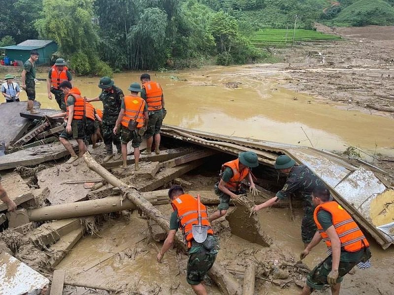 Lực lượng chức năng tổ chức tìm kiếm nạn nhân mất tích tại Trung tâm chỉ huy tiền phương thôn Làng Nủ. (Ảnh:KT) Lực lượng chức năng tổ chức tìm kiếm nạn nhân mất tích tại Trung tâm chỉ huy tiền phương thôn Làng Nủ. (Ảnh:KT)