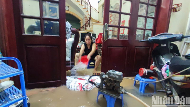 [Ảnh] Người Hà Nội dựng "be bờ, tát nước", chạy máy bơm để chống ngập sau mưa lớn