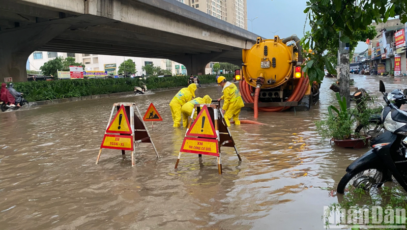 [Ảnh] Người Hà Nội dựng "be bờ, tát nước", chạy máy bơm để chống ngập sau mưa lớn