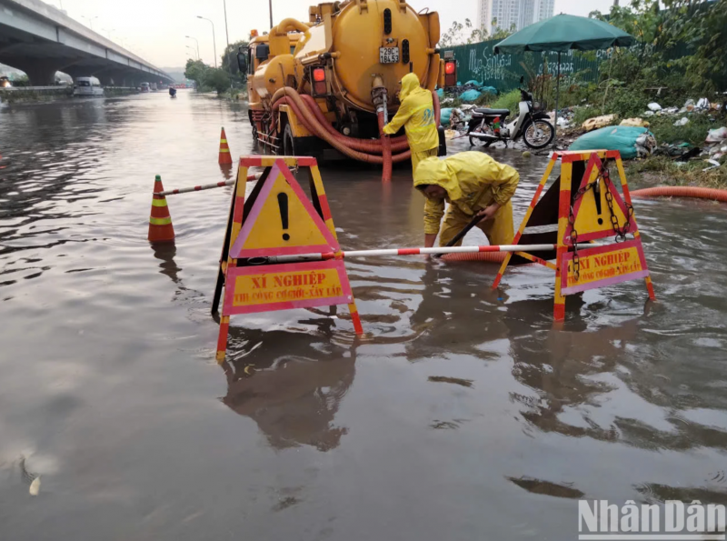 [Ảnh] Người Hà Nội dựng "be bờ, tát nước", chạy máy bơm để chống ngập sau mưa lớn