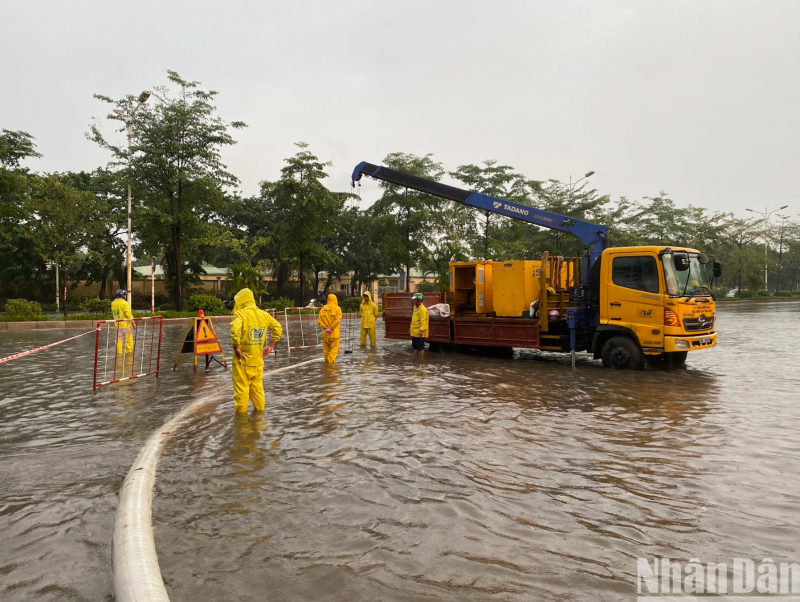 [Ảnh] Người Hà Nội dựng "be bờ, tát nước", chạy máy bơm để chống ngập sau mưa lớn