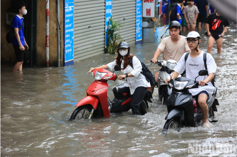 [Ảnh] Người Hà Nội dựng "be bờ, tát nước", chạy máy bơm để chống ngập sau mưa lớn
