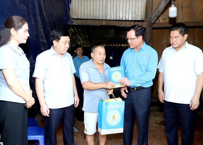 Chủ tịch Tổng LĐLĐ Việt Nam Nguyễn Đình Khang thăm hỏi, tặng quà gia đình anh Nông Văn Thành - hộ bị ảnh hưởng nhà ở sau thiên tai tại huyện Bắc Mê (Ảnh: T.L). Chủ tịch Tổng LĐLĐ Việt Nam Nguyễn Đình Khang thăm hỏi, tặng quà gia đình anh Nông Văn Thành - hộ bị ảnh hưởng nhà ở sau thiên tai tại huyện Bắc Mê (Ảnh: T.L).