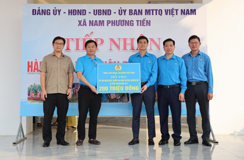 Lãnh đạo Tổng LĐLĐ Việt Nam trao biển hỗ trợ 200 triệu đồng cho đoàn viên, người lao động huyện Chương Mỹ bị ảnh hưởng do cơn bão số 3 (Ảnh: T.L). Lãnh đạo Tổng LĐLĐ Việt Nam trao biển hỗ trợ 200 triệu đồng cho đoàn viên, người lao động huyện Chương Mỹ bị ảnh hưởng do cơn bão số 3 (Ảnh: T.L).