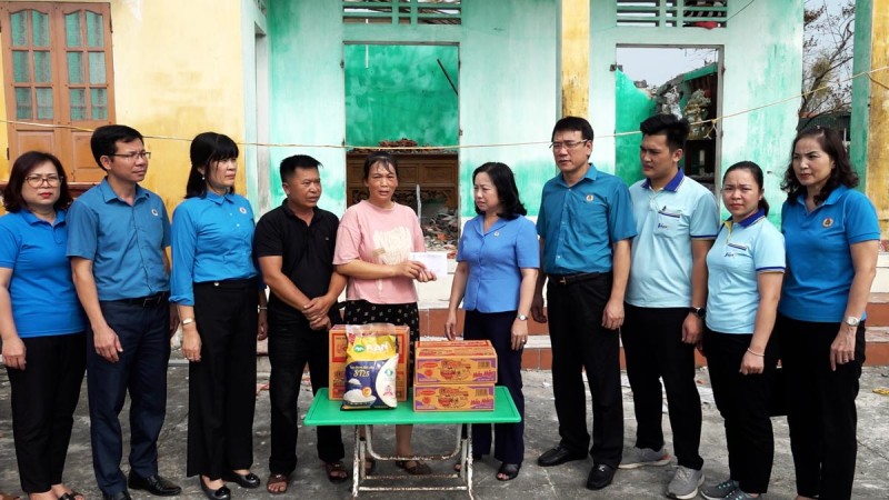 Bà Thái Thu Xương, Phó Chủ tịch Thường trực TLĐLĐ Việt Nam trao kinh phí 2 triệu đồng cho gia đình công nhân Vũ Thị Thắm và nhiều phần quà của công đoàn cơ sở (Ảnh: T.L). Bà Thái Thu Xương, Phó Chủ tịch Thường trực TLĐLĐ Việt Nam trao kinh phí 2 triệu đồng cho gia đình công nhân Vũ Thị Thắm và nhiều phần quà của công đoàn cơ sở (Ảnh: T.L).
