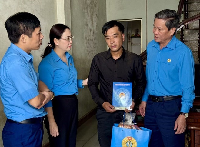 Phó Chủ tịch Tổng Liên đoàn Lao động Việt Nam Huỳnh Thanh Xuân (bìa phải) thăm hỏi gia đình có nạn nhân tử vong do thiên tai (Ảnh: T.L). Phó Chủ tịch Tổng Liên đoàn Lao động Việt Nam Huỳnh Thanh Xuân (bìa phải) thăm hỏi gia đình có nạn nhân tử vong do thiên tai (Ảnh: T.L).