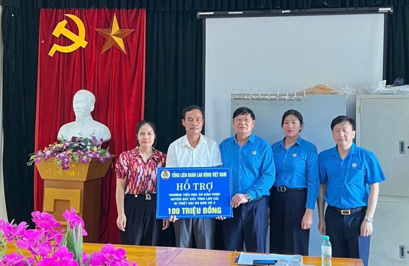 Đoàn công tác của Tổng LĐLĐ Việt Nam trao 100 triệu đồng cho thầy, cô Trường Tiểu học Bản Vược (Bát Xát - Lào Cai) (Ảnh: T.L). Đoàn công tác của Tổng LĐLĐ Việt Nam trao 100 triệu đồng cho thầy, cô Trường Tiểu học Bản Vược (Bát Xát - Lào Cai) (Ảnh: T.L).