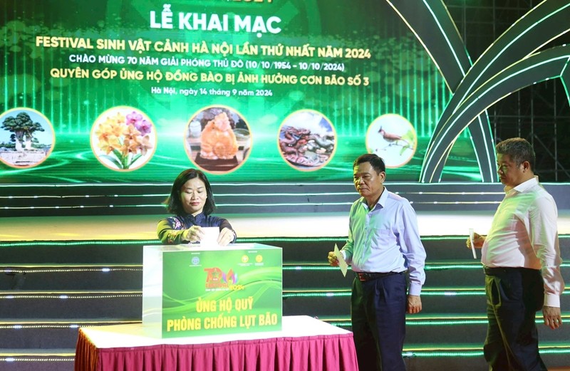 Lãnh đạo thành phố Hà Nội và đại biểu quyên góp ủng hộ Quỹ Phòng, chống lụt bão. (Ảnh: T.L). Lãnh đạo thành phố Hà Nội và đại biểu quyên góp ủng hộ Quỹ Phòng, chống lụt bão. (Ảnh: T.L).