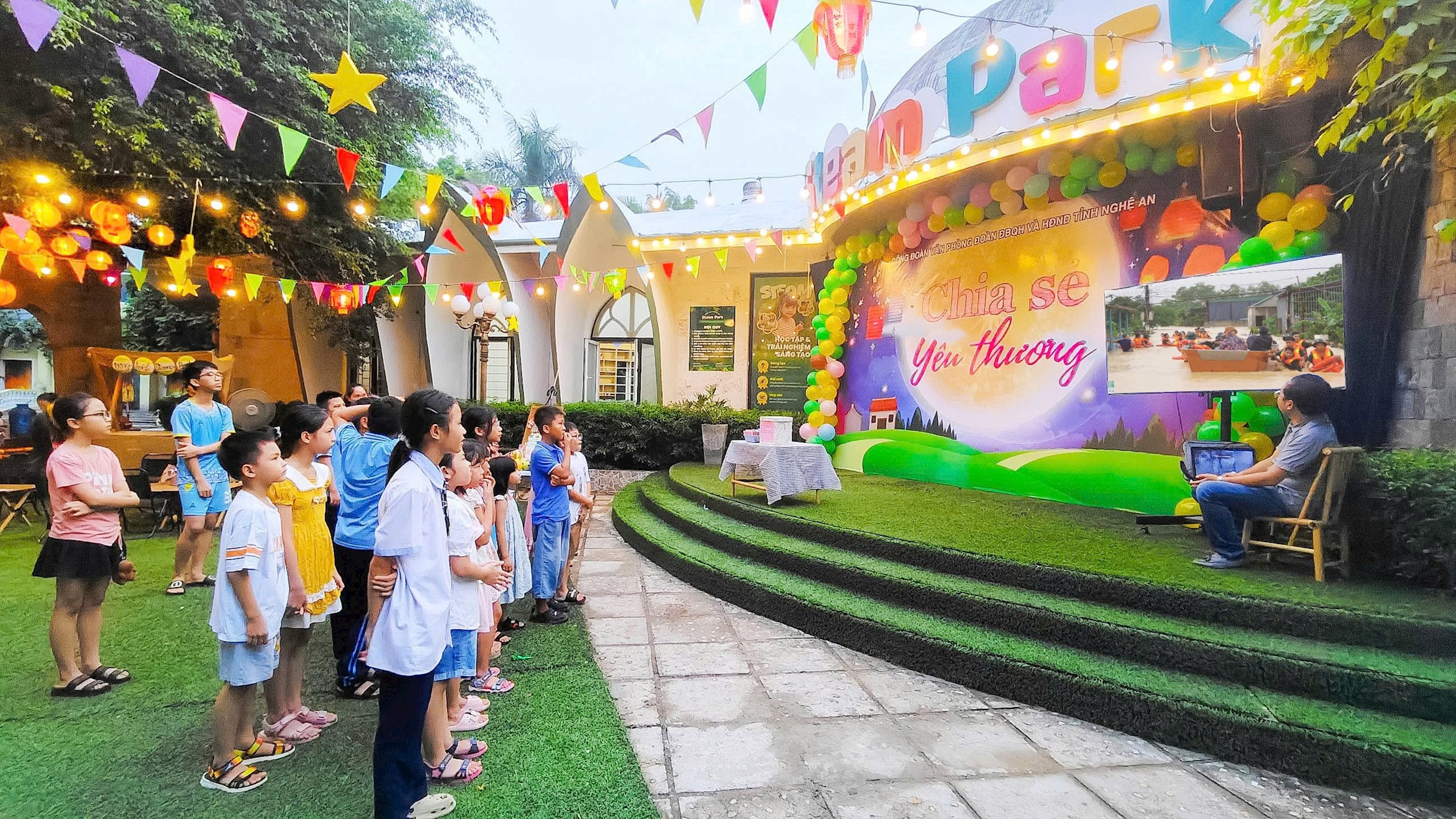 Trung thu lan tỏa yêu thương đến trẻ em có hoàn cảnh khó khăn, vùng bão lũ Trung thu lan tỏa yêu thương đến trẻ em có hoàn cảnh khó khăn, vùng bão lũ