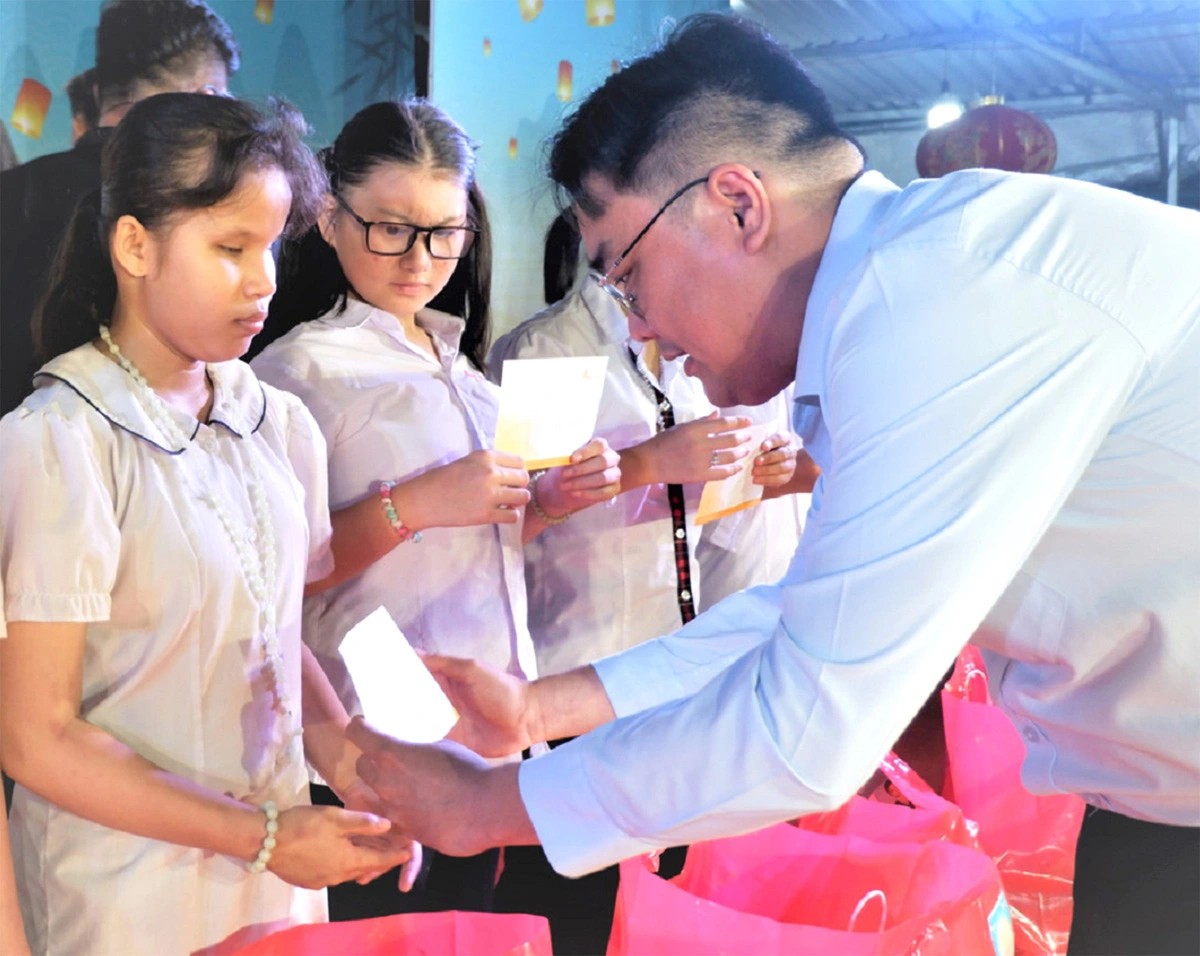 Trung thu lan tỏa yêu thương đến trẻ em có hoàn cảnh khó khăn, vùng bão lũ Trung thu lan tỏa yêu thương đến trẻ em có hoàn cảnh khó khăn, vùng bão lũ