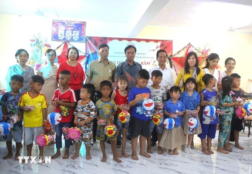 Ban tổ chức trao tặng quà trung thu cho con em người gốc Việt ở thủ đô Phnom Penh (Campuchia). (Ảnh: TTXVN) Ban tổ chức trao tặng quà trung thu cho con em người gốc Việt ở thủ đô Phnom Penh (Campuchia). (Ảnh: TTXVN)