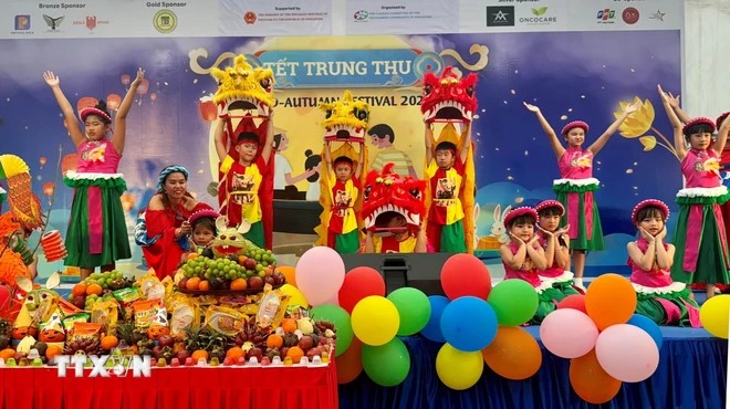Tiết mục văn nghệ tại lễ hội. (Ảnh: Đỗ Vân/TTXVN) Tiết mục văn nghệ tại lễ hội. (Ảnh: Đỗ Vân/TTXVN)