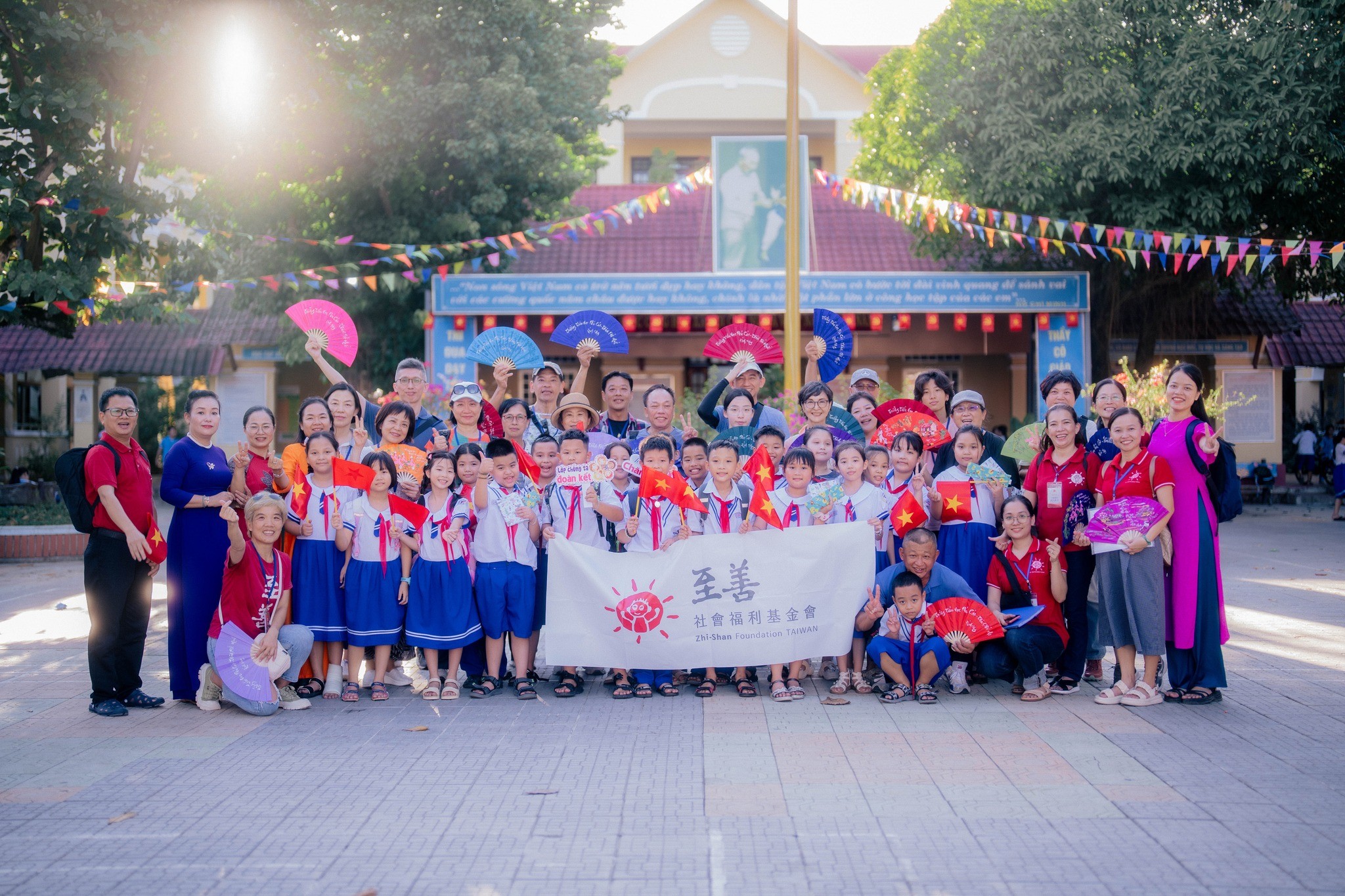 Các nhà tài trợ chụp ảnh cùng các em học sinh ở miền Trung Việt Nam mà họ hỗ trợ. (Ảnh: Zhi Shan) Các nhà tài trợ chụp ảnh cùng các em học sinh ở miền Trung Việt Nam mà họ hỗ trợ. (Ảnh: Zhi Shan)